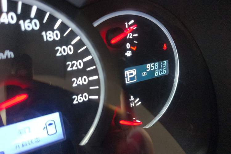 Used Nissan Quest 2015 3.5L SL Odometer Close Up
