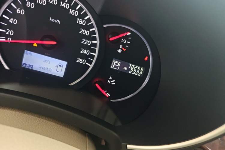 Used Nissan Quest 2015 3.5L SL Odometer Close Up