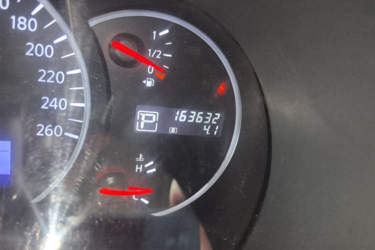 Used Nissan Quest 2015 3.5L SL Odometer Close Up