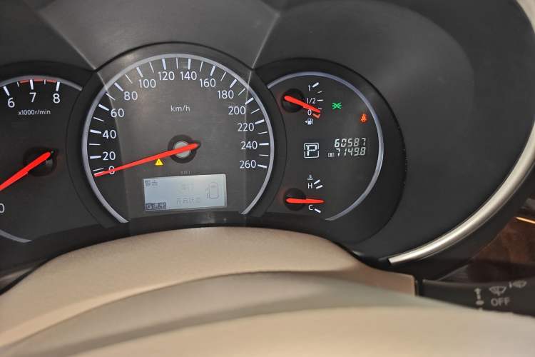 Used Nissan Quest 2015 3.5L SL Odometer Close Up