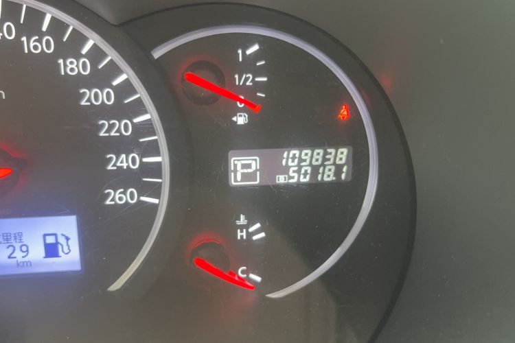 Used Nissan Quest 2015 3.5L SL Odometer Close Up