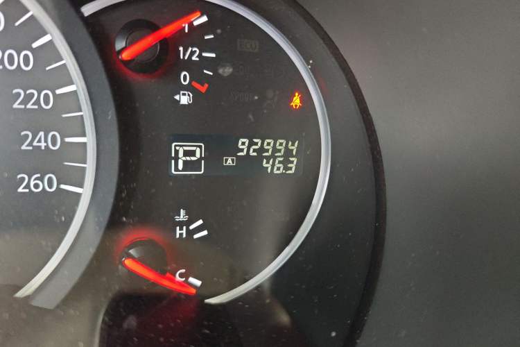 Used Nissan Quest 2015 3.5L SL Odometer Close Up