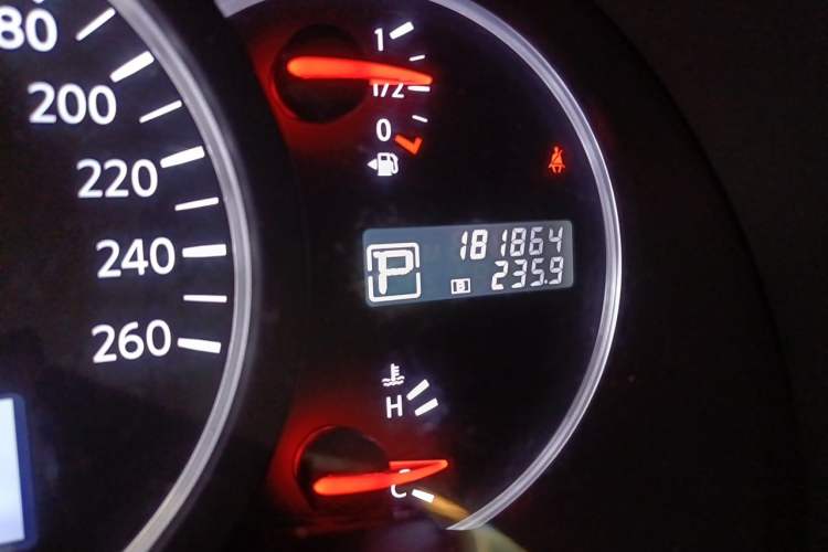 Used Nissan Quest 2015 3.5L SL Odometer Close Up