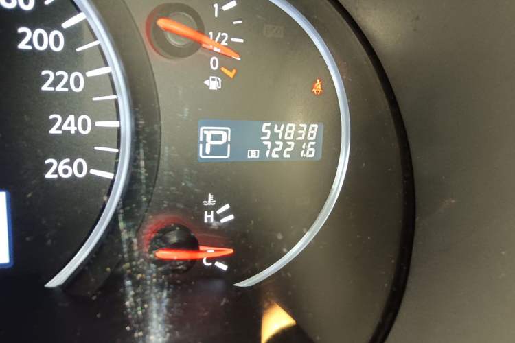 Used Nissan Quest 2015 3.5L SL Odometer Close Up