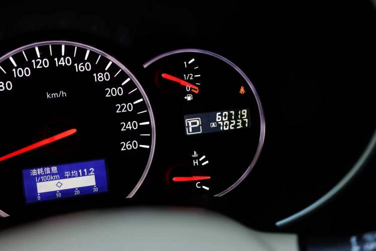 Used Nissan Quest 2015 3.5L SL Odometer Close Up