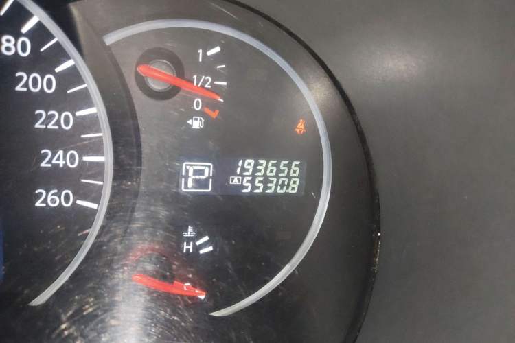 Used Nissan Quest 2015 3.5L SL Odometer Close Up