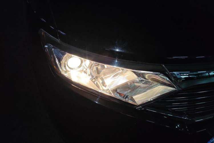 Used Nissan Quest 2015 3.5L SL Right Front Headlight