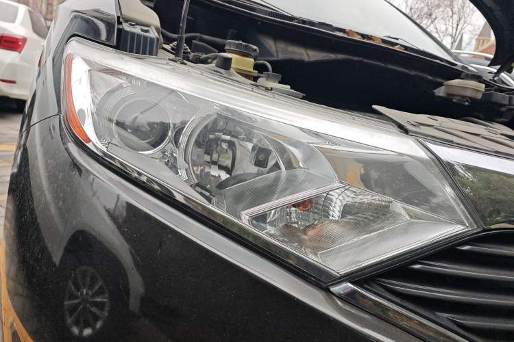 Used Nissan Quest 2015 3.5L SL Right Front Headlight