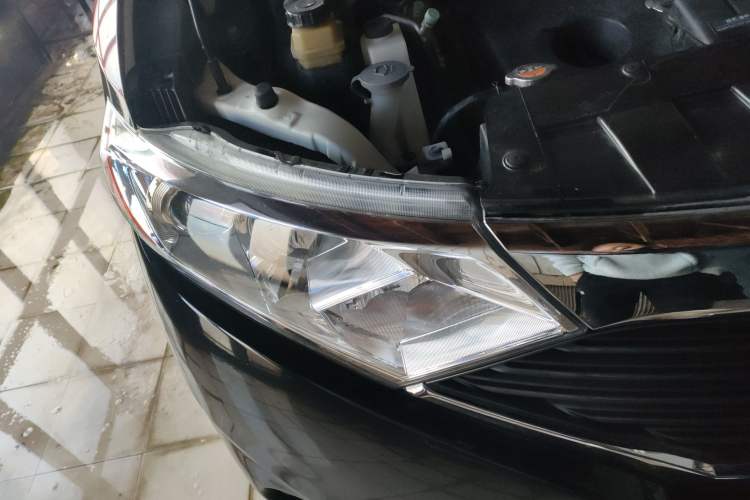 Used Nissan Quest 2015 3.5L SL Right Front Headlight