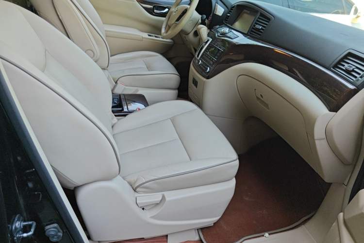Used Nissan Quest 2015 3.5L SL Right Front Seat