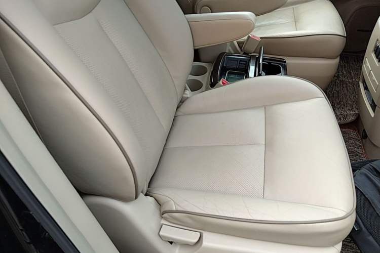 Used Nissan Quest 2015 3.5L SL Right Front Seat
