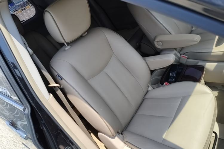 Used Nissan Quest 2015 3.5L SL Right Front Seat