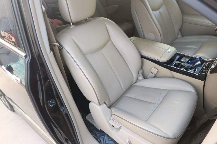 Used Nissan Quest 2015 3.5L SL Right Front Seat