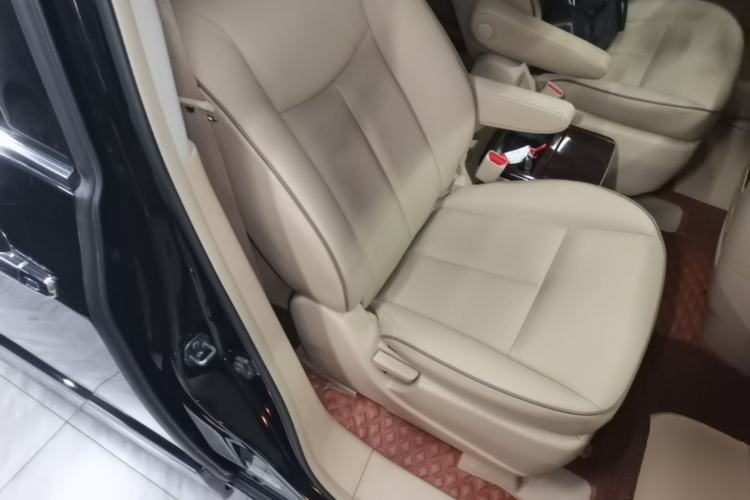 Used Nissan Quest 2015 3.5L SL Right Front Seat