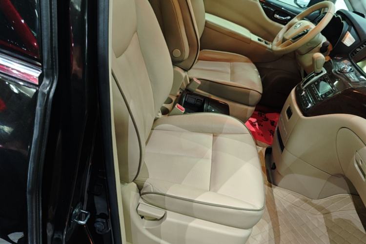 Used Nissan Quest 2015 3.5L SL Right Front Seat
