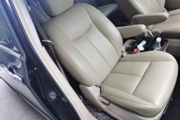 Used Nissan Quest 2015 3.5L SL Right Front Seat