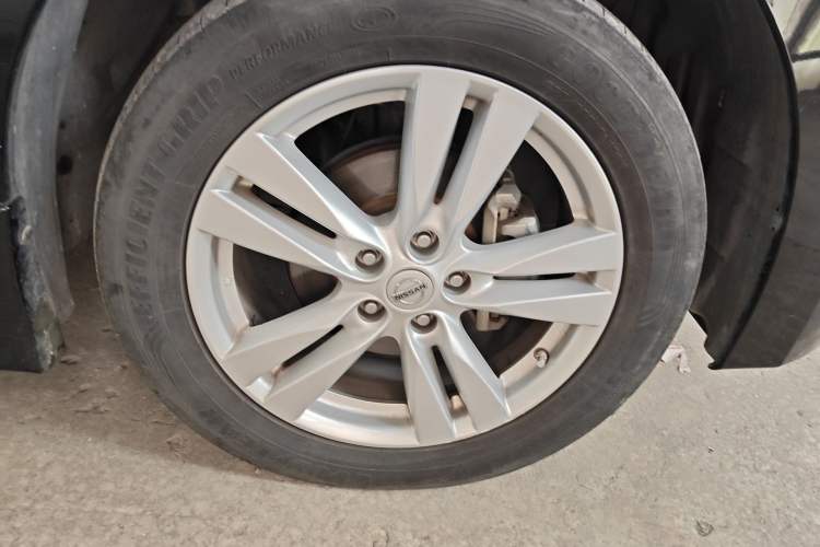Used Nissan Quest 2015 3.5L SL Right Front Wheel Hub
