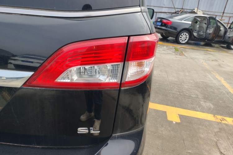 Used Nissan Quest 2015 3.5L SL Right Rear Taillight