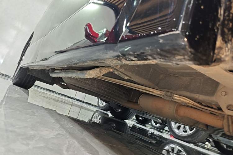 Used Nissan Quest 2015 3.5L SL Right Side Sill