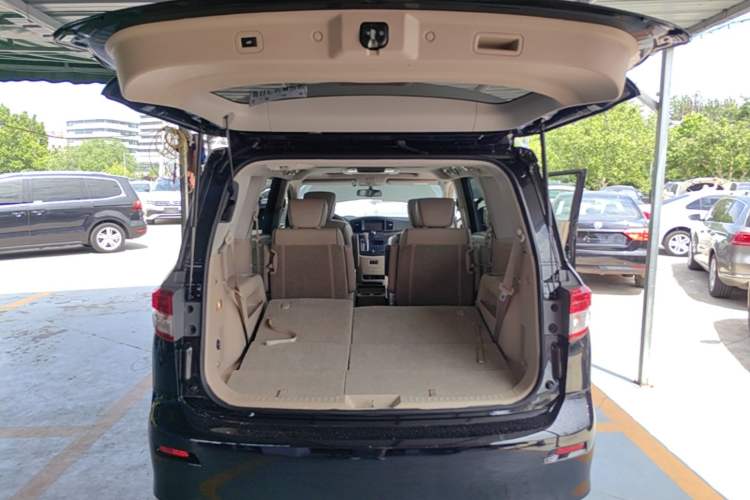 Used Nissan Quest 2015 3.5L SL Trunk