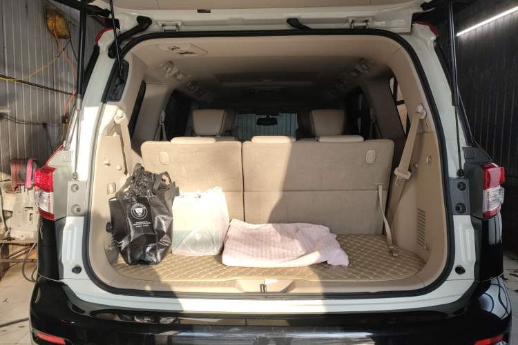 Used Nissan Quest 2015 3.5L SL Trunk