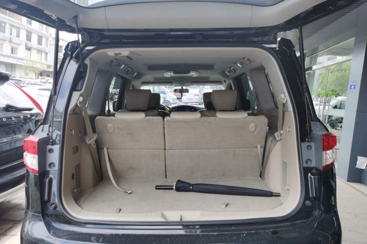 Used Nissan Quest 2015 3.5L SL Trunk