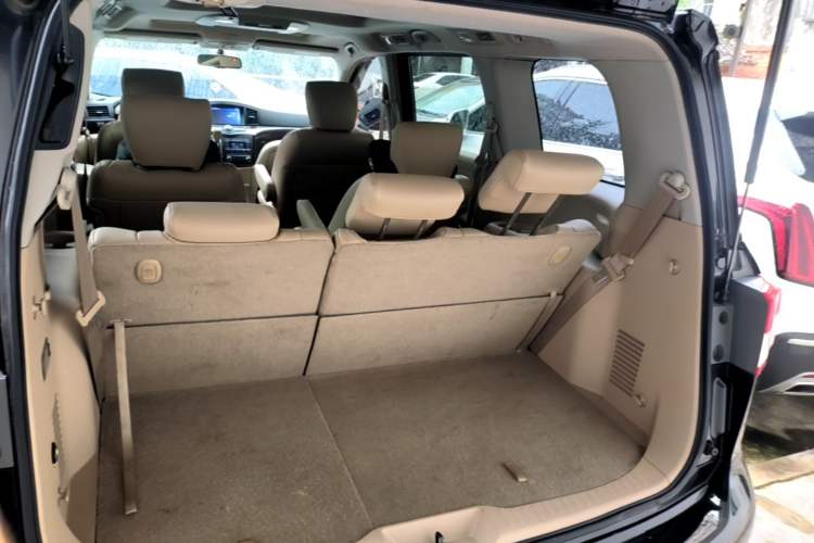 Used Nissan Quest 2015 3.5L SL Trunk