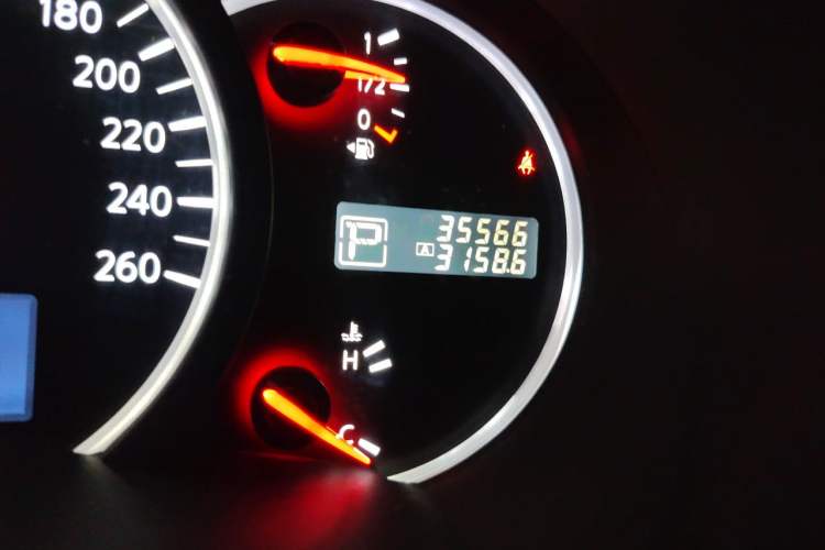 Used Nissan Quest 2015 3.5L SL Odometer Close Up