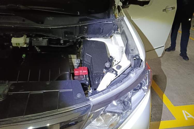 Used Nissan Quest 2015 3.5L SL Engine Bay Left