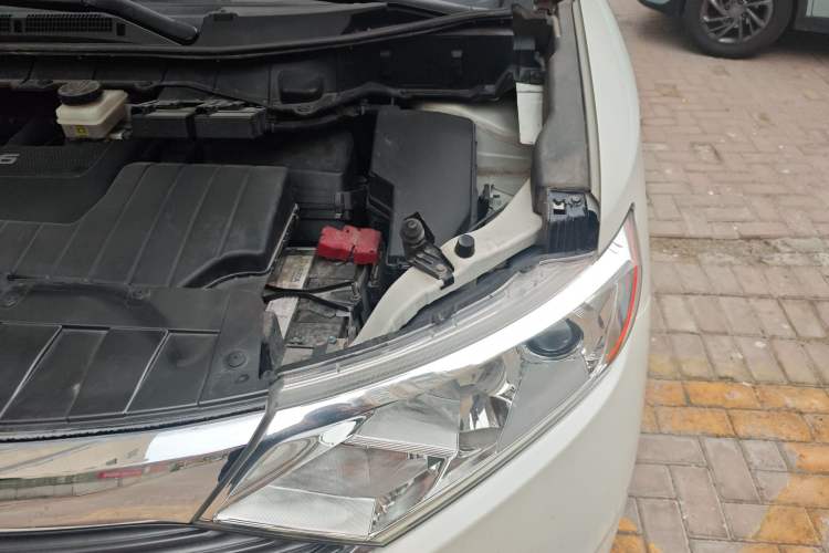 Used Nissan Quest 2015 3.5L SL Engine Bay Left