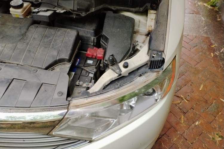 Used Nissan Quest 2015 3.5L SL Engine Bay Left