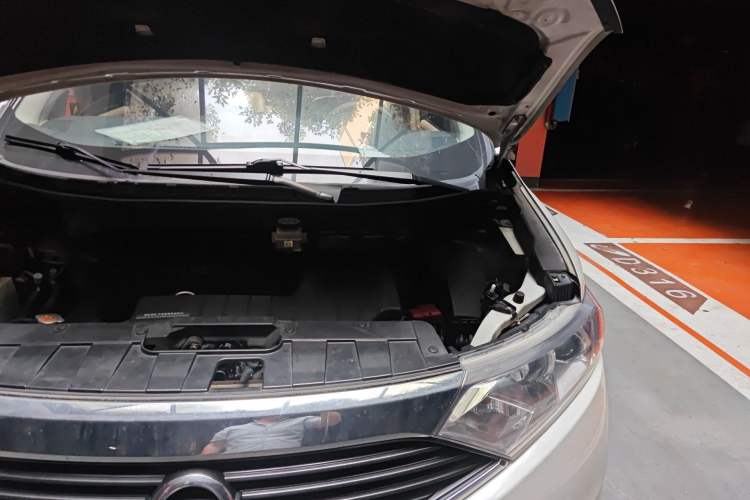Used Nissan Quest 2015 3.5L SL Engine Bay Left