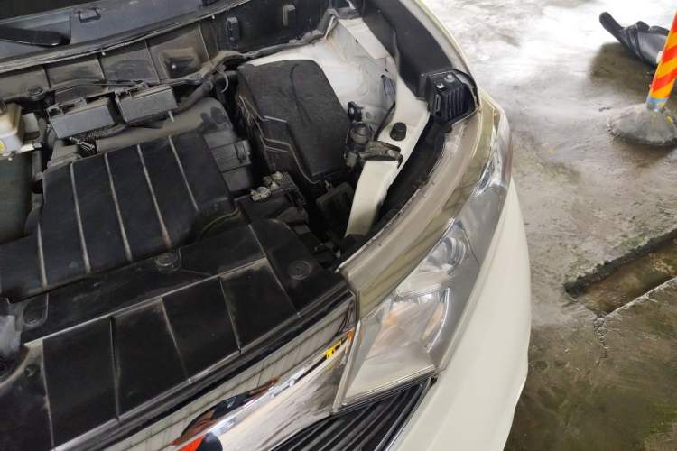 Used Nissan Quest 2015 3.5L SL Engine Bay Left