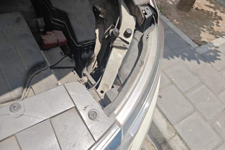 Used Nissan Quest 2015 3.5L SL Engine Bay Left