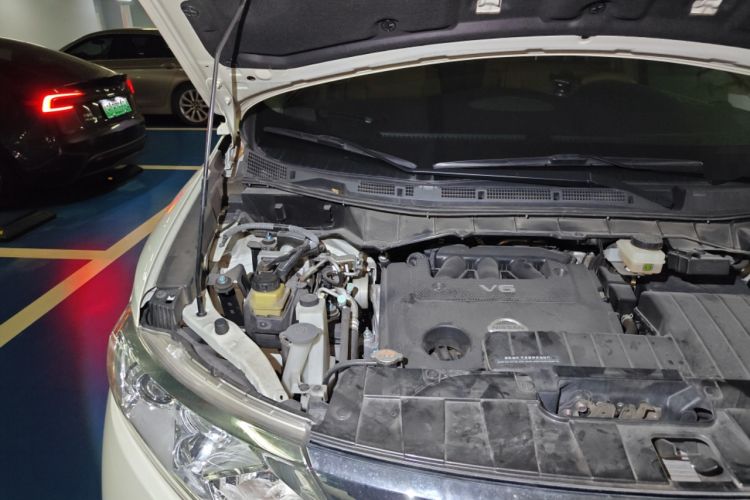 Used Nissan Quest 2015 3.5L SL Engine Bay Right