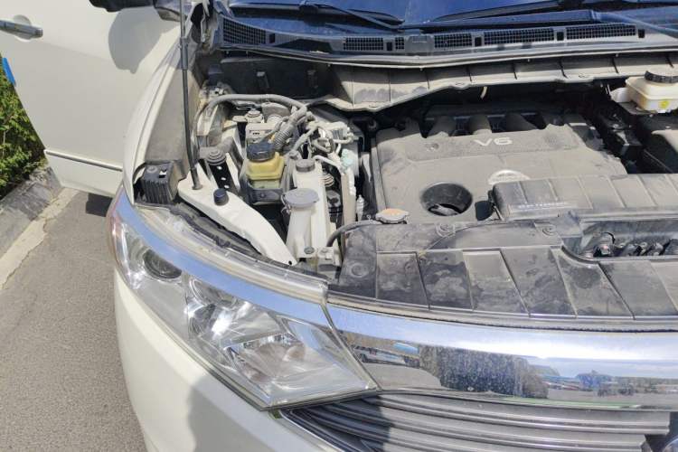 Used Nissan Quest 2015 3.5L SL Engine Bay Right