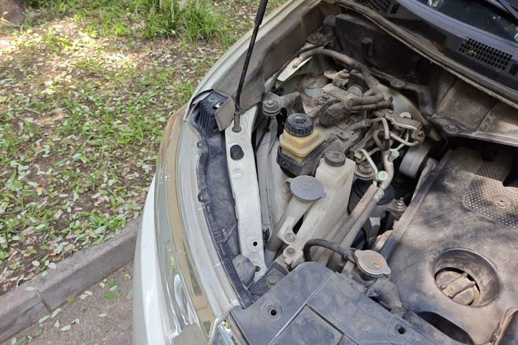 Used Nissan Quest 2015 3.5L SL Engine Bay Right