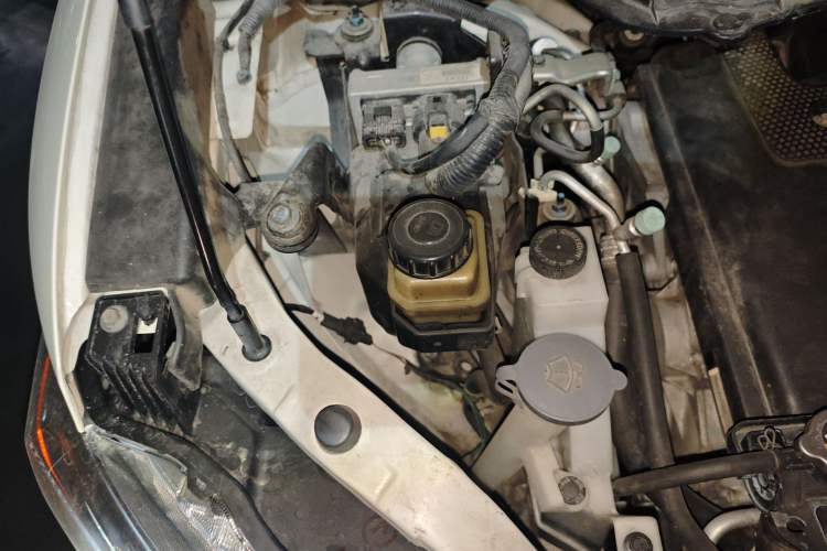 Used Nissan Quest 2015 3.5L SL Engine Bay Right