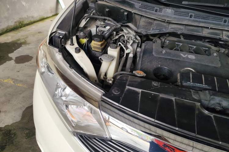Used Nissan Quest 2015 3.5L SL Engine Bay Right