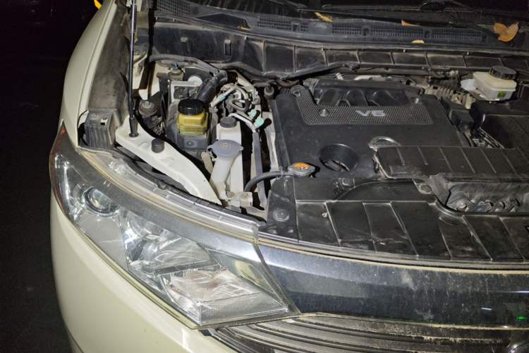 Used Nissan Quest 2015 3.5L SL Engine Bay Right
