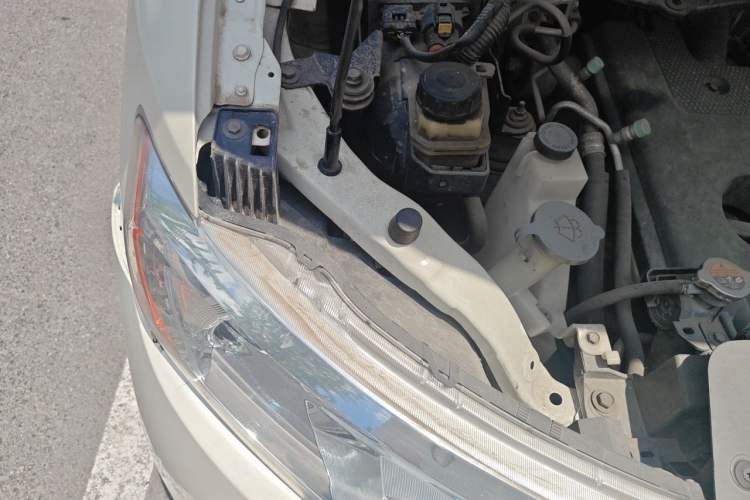 Used Nissan Quest 2015 3.5L SL Engine Bay Right