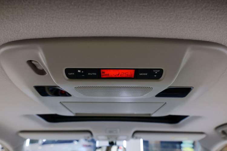 Used Nissan Quest 2015 3.5L SL Interior 11