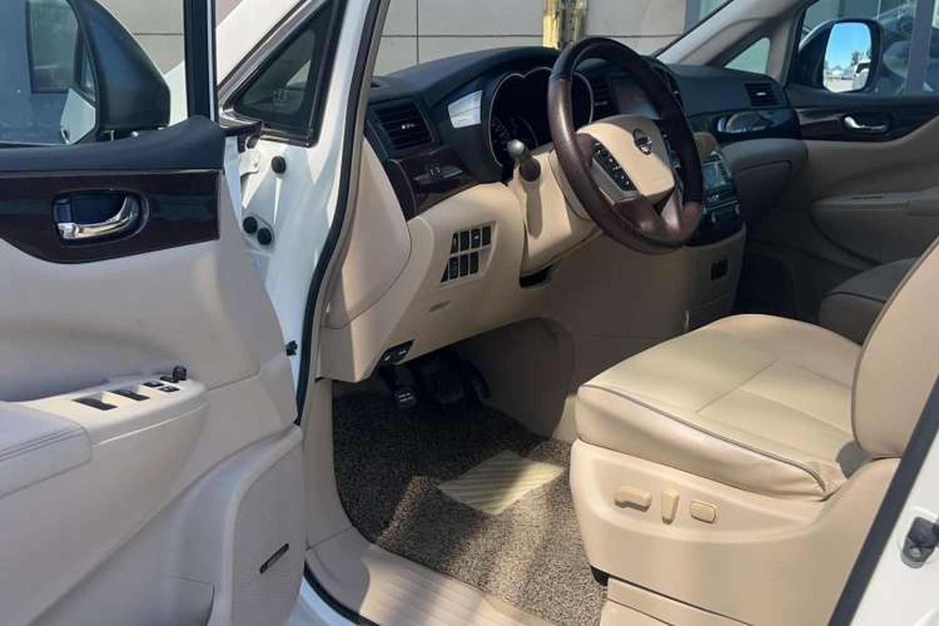 Used Nissan Quest 2015 3.5L SL Interior 2