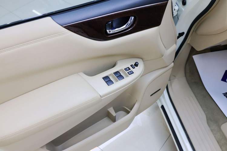 Used Nissan Quest 2015 3.5L SL Interior 2