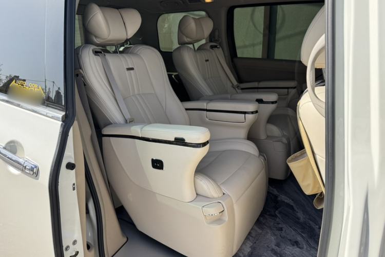 Used Nissan Quest 2015 3.5L SL Interior 8