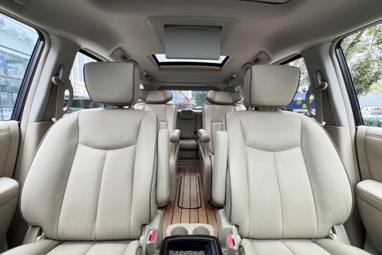 Used Nissan Quest 2015 3.5L SL Interior 8