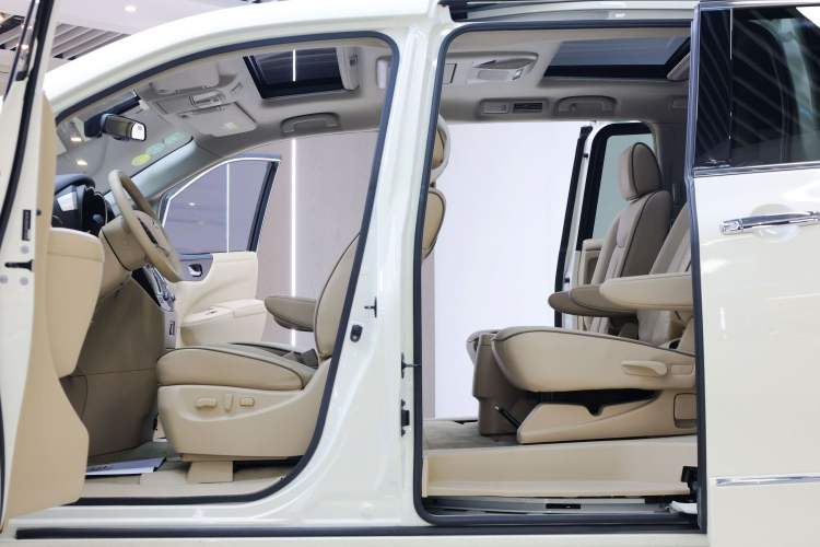 Used Nissan Quest 2015 3.5L SL Interior 8