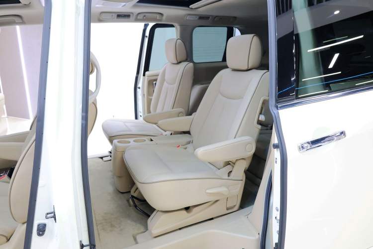 Used Nissan Quest 2015 3.5L SL Interior 9