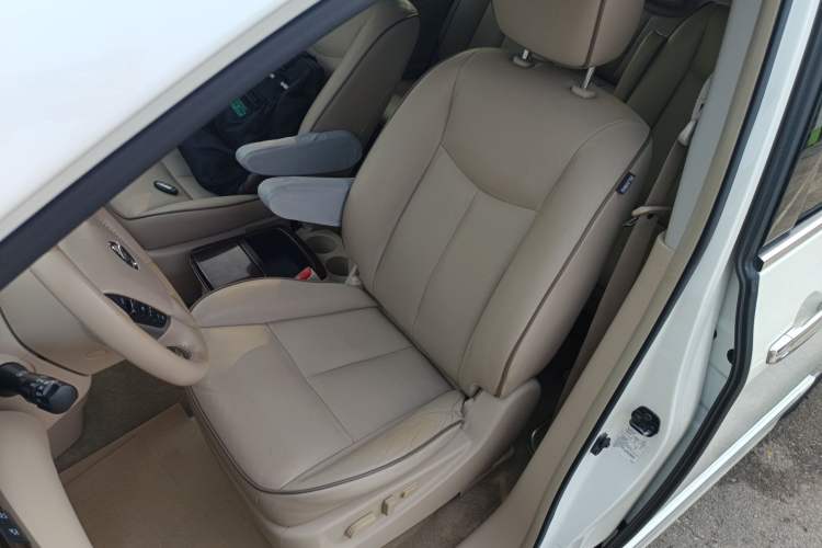 Used Nissan Quest 2015 3.5L SL Left Front Seat
