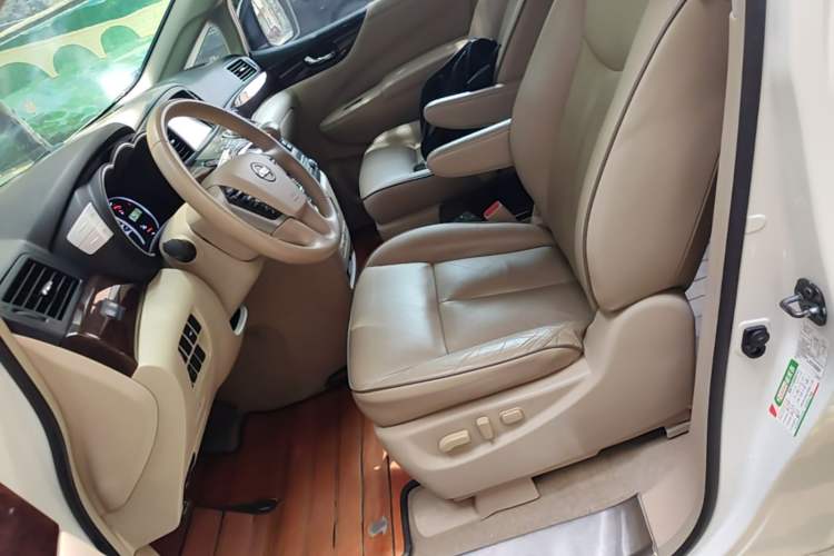 Used Nissan Quest 2015 3.5L SL Left Front Seat